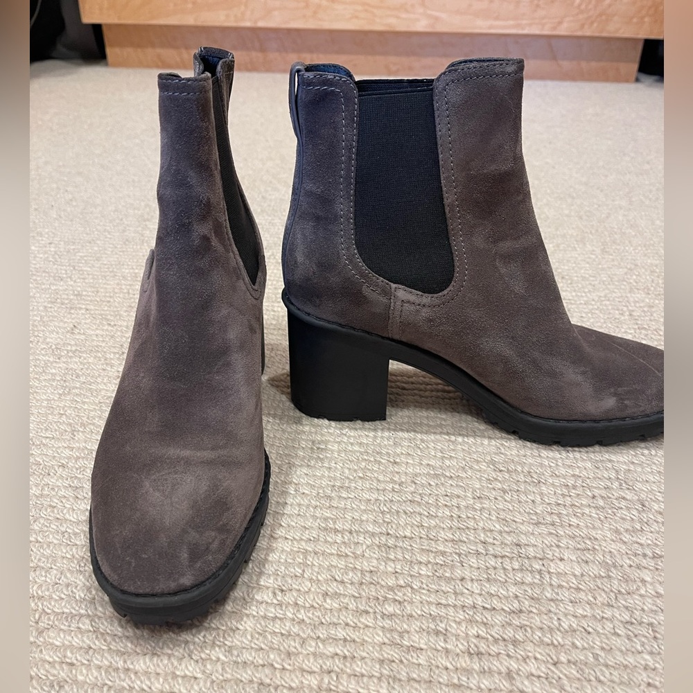 Vince Henderson dark grey suede Chelsea Boot. Size 9m. Eur 39